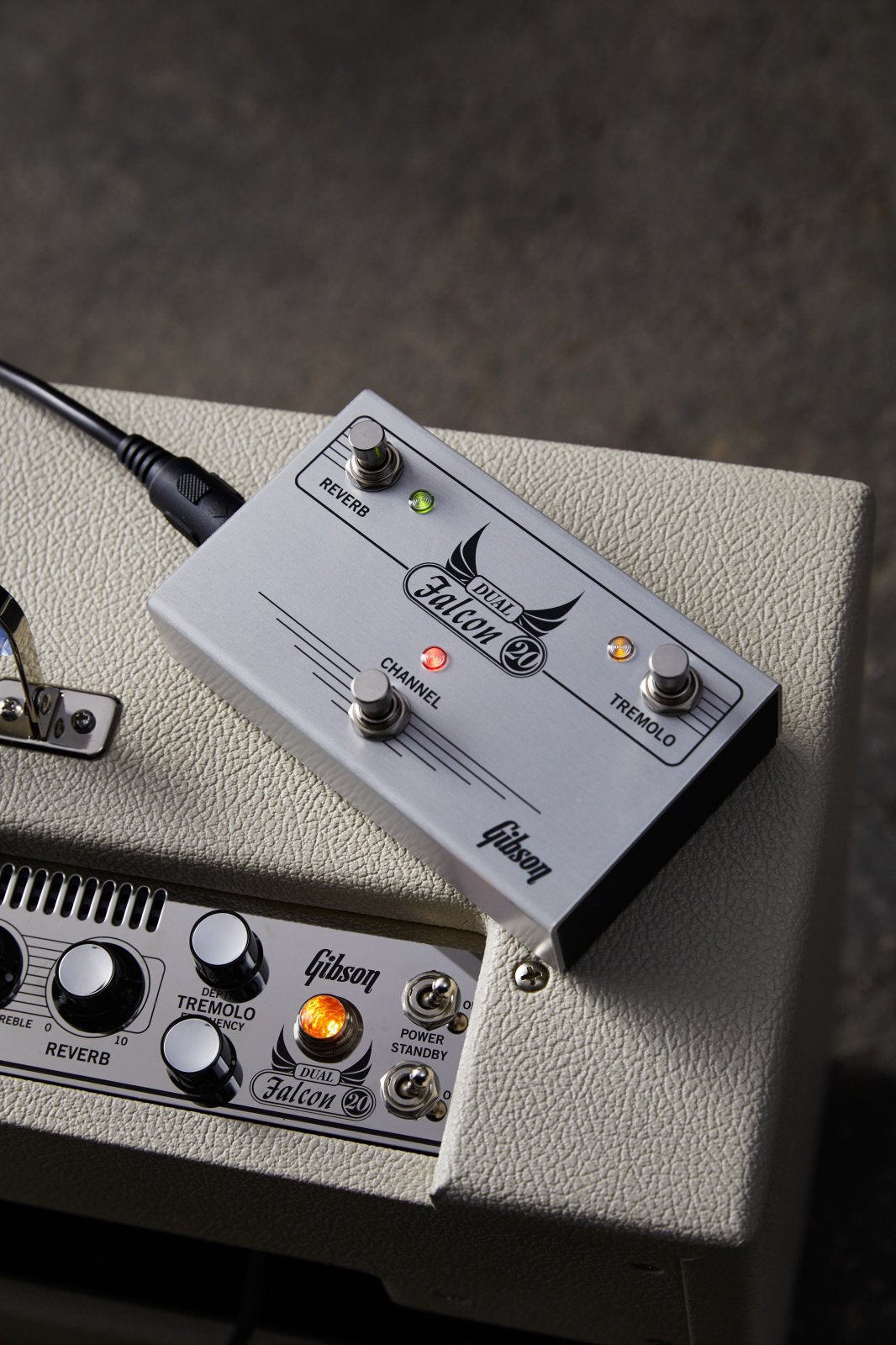 Used Gibson Dual Falcon 20 - 2x10 Combo Amplifier - Cream Bronco Tolex Oxblood Grille