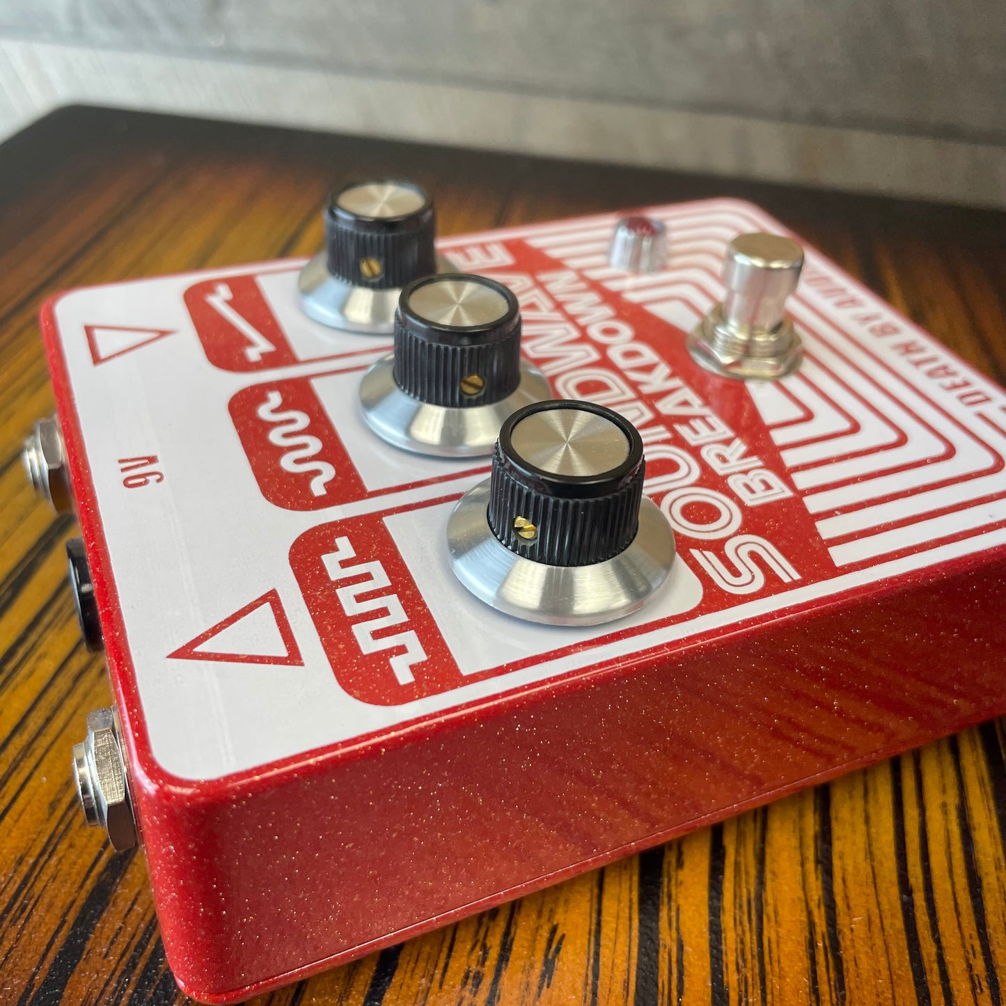 Death By Audio Soundwave Breakdown nos 2010s - Red