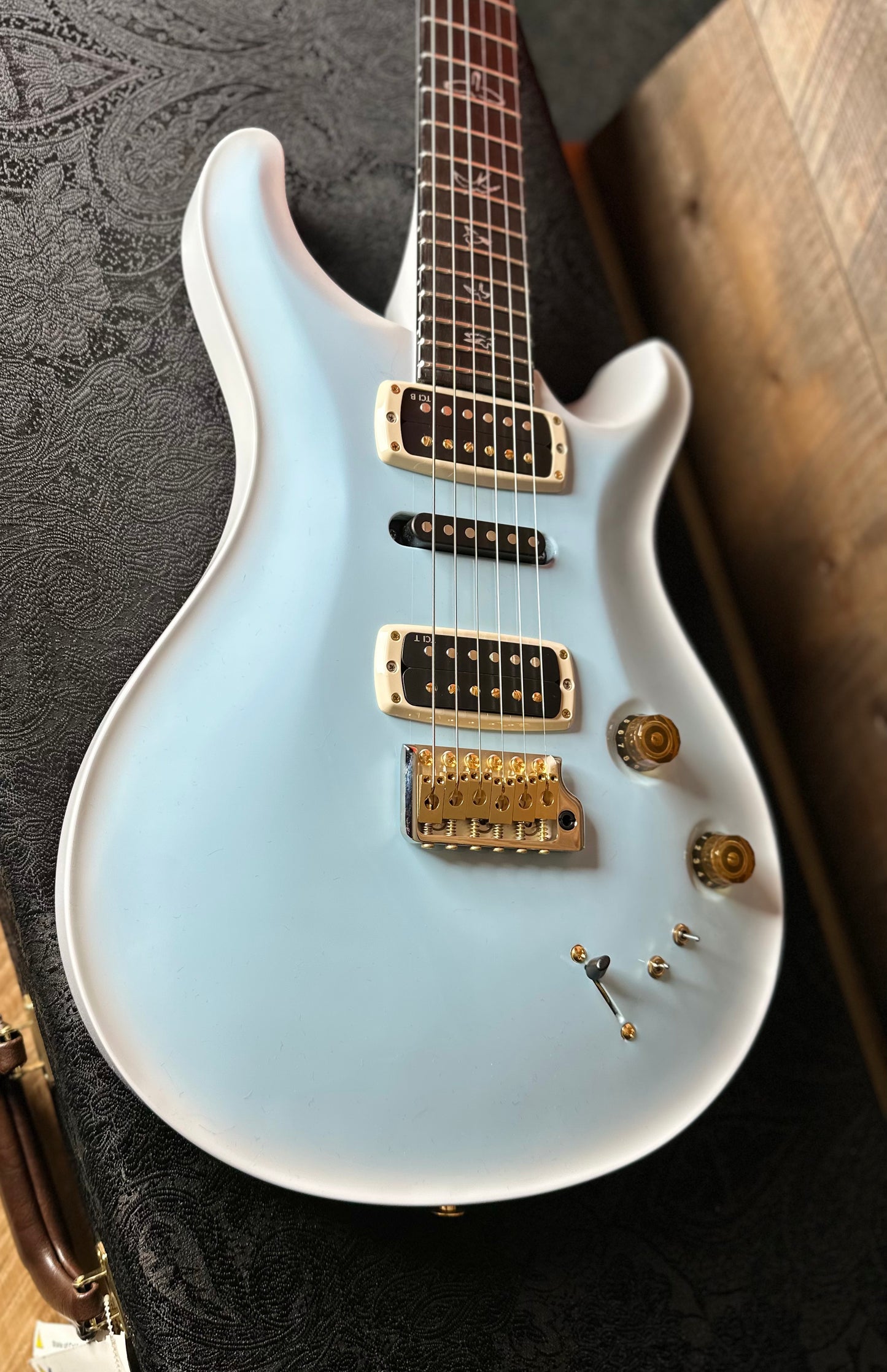 PRS Modern Eagle V W/Ebony FB Custom Color - Reverse Cloud Burst 402709