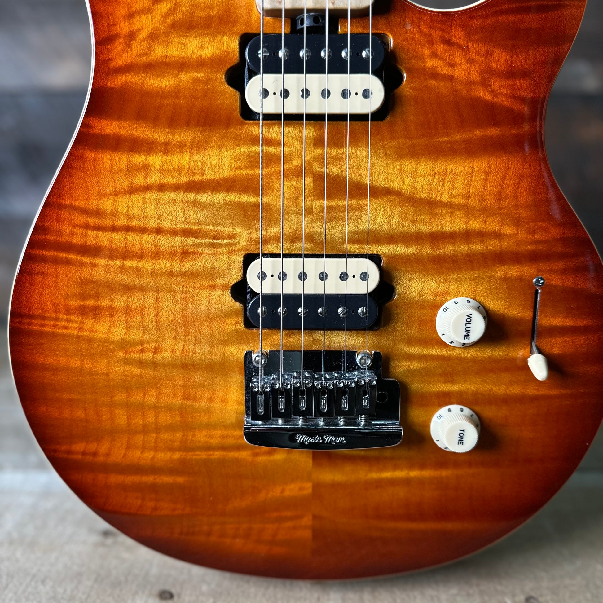 Used 2007 Music Man Axis Super Sport - Honey Burst w/OHSC Used 2007 Music Man Axis Super Sport - Honey Burst w/OHSC