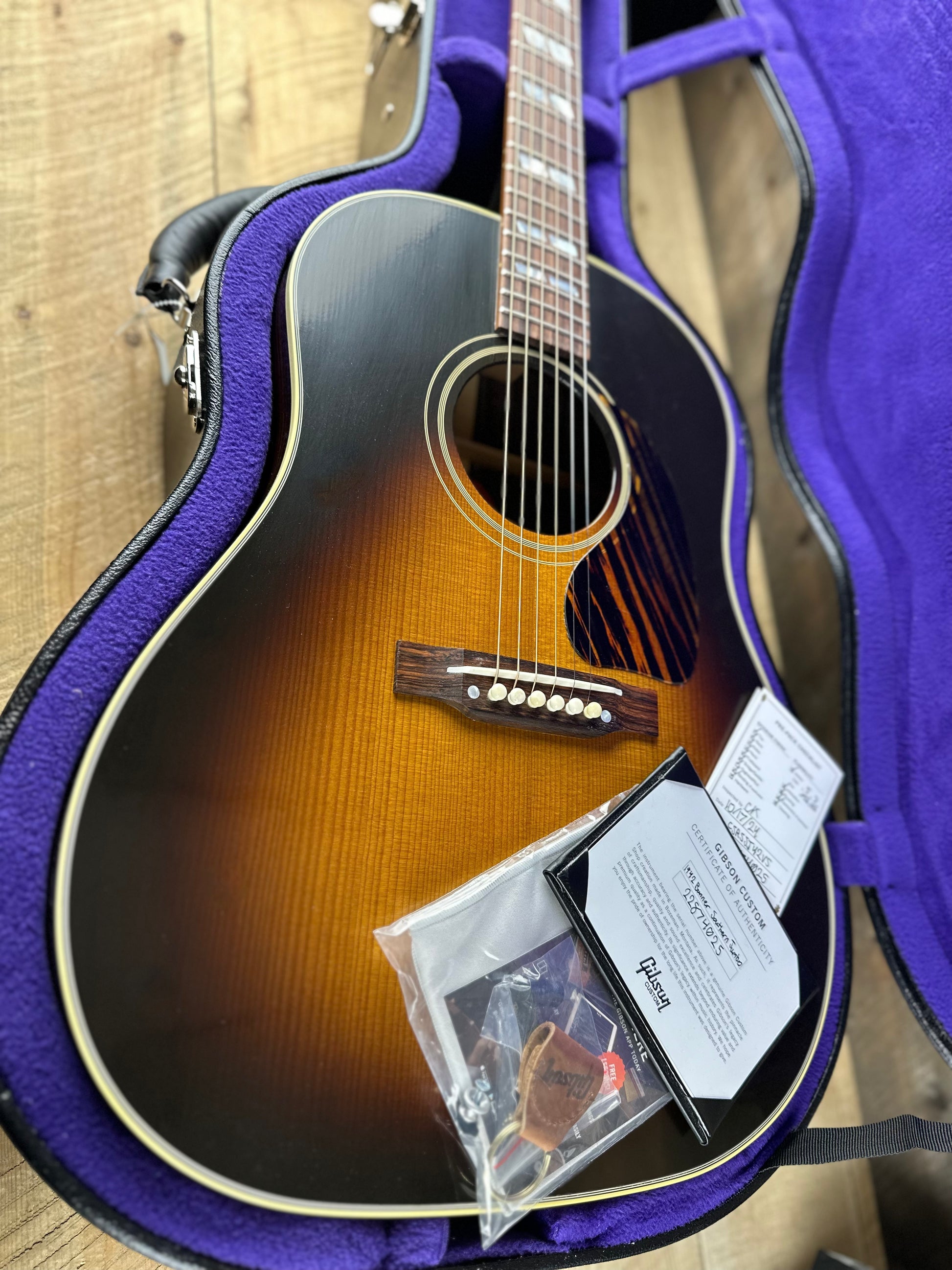 Gibson Custom Shop 1942 Banner Southern Jumbo - Vintage Sunburst Gibson Custom Shop 1942 Banner Southern Jumbo - Vintage Sunburst