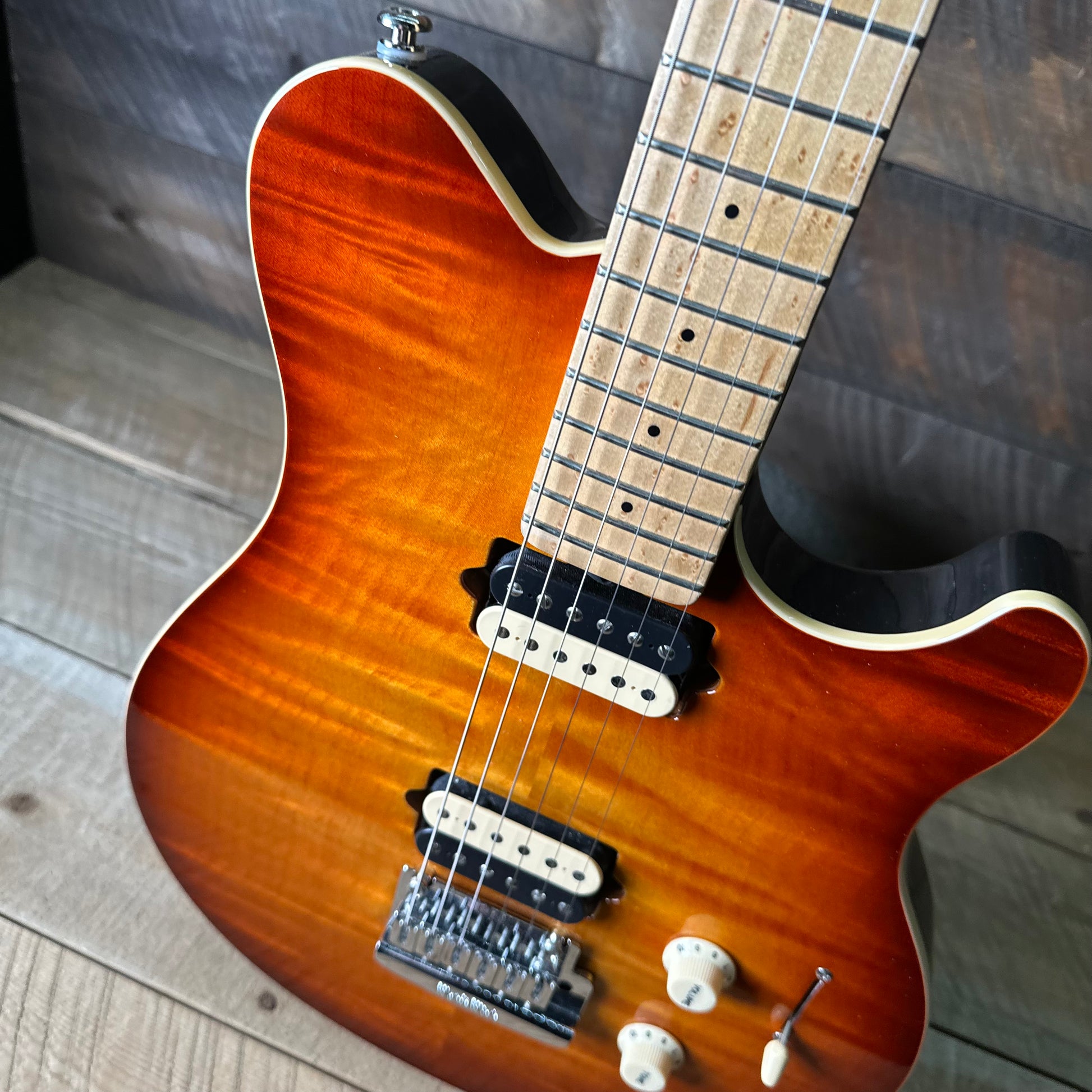 Used 2007 Music Man Axis Super Sport - Honey Burst w/OHSC Used 2007 Music Man Axis Super Sport - Honey Burst w/OHSC